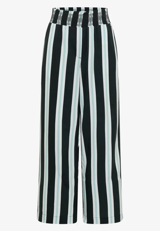 Schwarze und weiße, weit geschnittene Hose mit vertikalen Streifen.