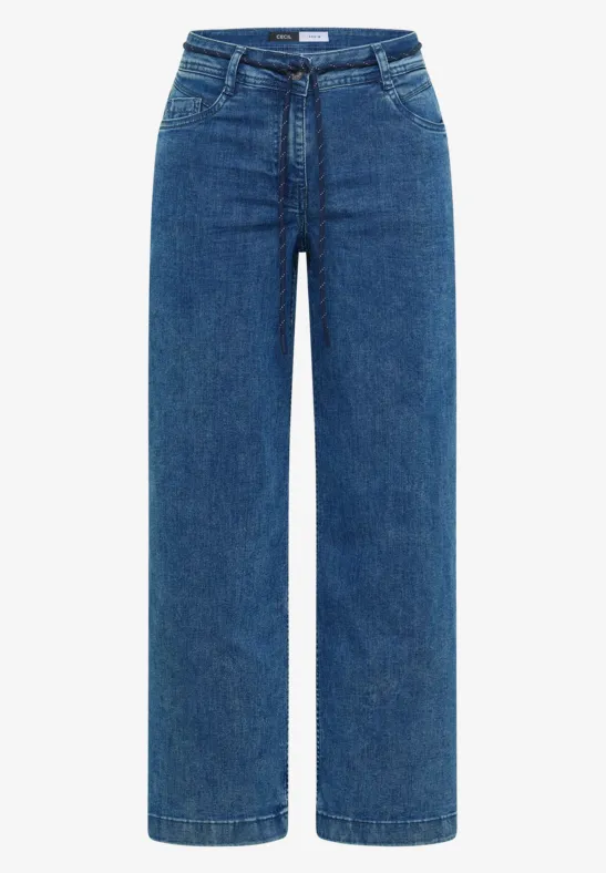 Un jean bleu droit à jambes larges.