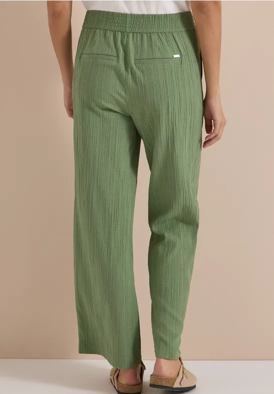 Pantalon ample vert plissé taille haute à taille élastique, vue de dos.