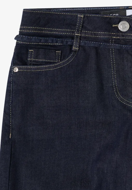 Dunkelblaue Jeans mit sichtbarer Gürtelschlaufe, Münztasche und silbernem Knopf.