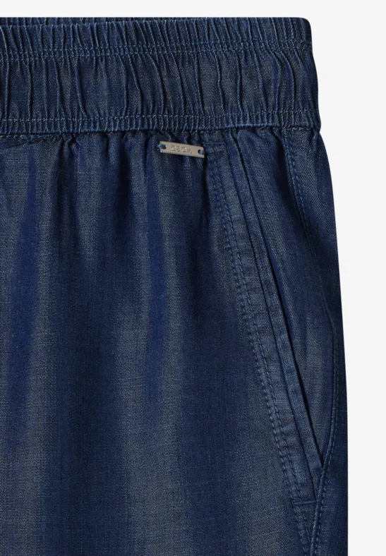 Jupe en jean bleu foncé, taille élastiquée et poches latérales.