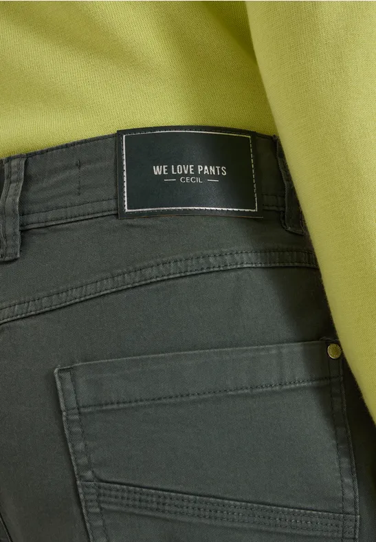 Rückansicht einer grünen Hose mit Gesäßtasche und Label 'WE LOVE PANTS'.