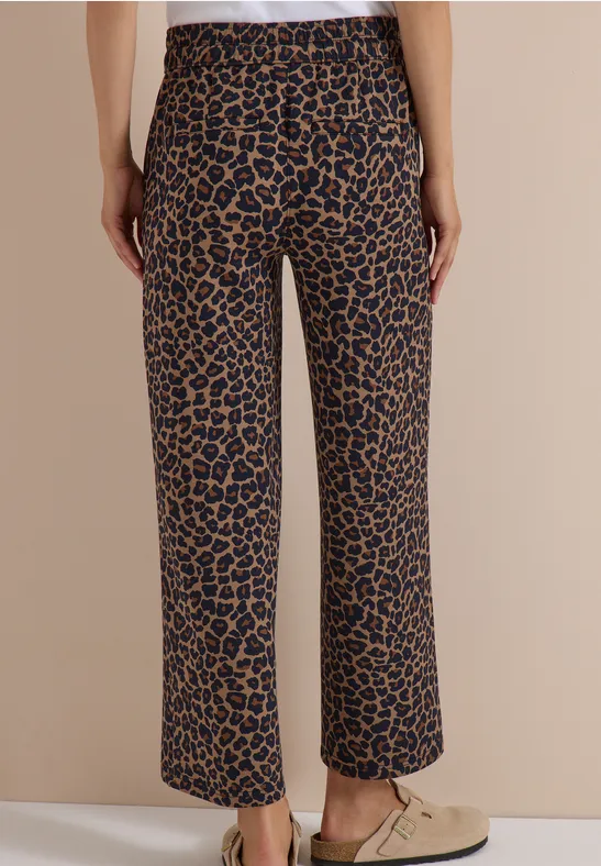 Pantalon ample aux chevilles avec motif léopard marron et noir, taille élastiquée.