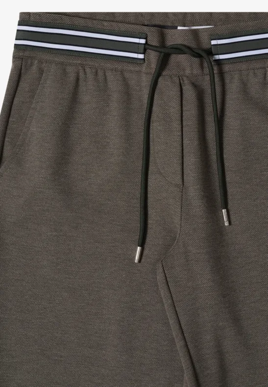 Dunkelgraue Jogginghose mit elastischem Bund, weißen Streifen und Kordelzug.
