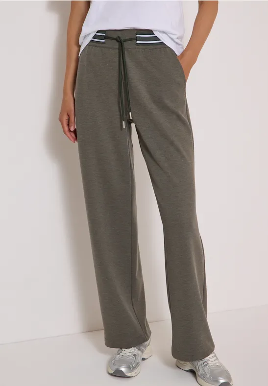 Olivegrüne, lockere Sweathose mit weitem Bein und gestreiftem Bund, lässiger Komfort-Look.