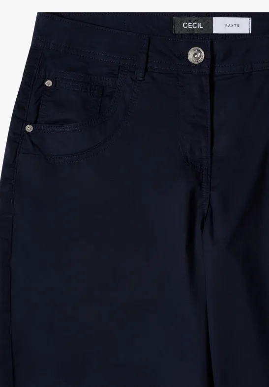 Dunkelblaue Hose mit Knopf- und Reißverschluss, Seitentaschen und geradem Schnitt.