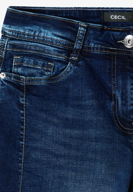 Dunkelblaue Jeans mit sichtbarem Markenlabel 'CECIL', Nahaufnahme von Bund und Taschen.