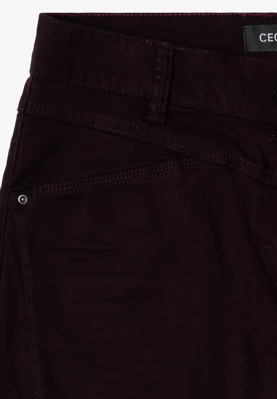 Jean rouge foncé avec poche oblique, passants de ceinture et coutures discrètes
