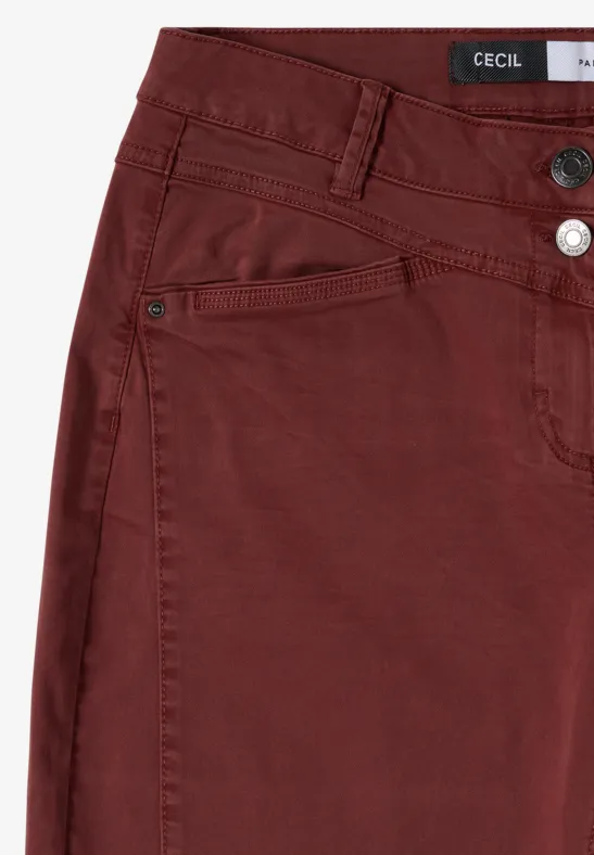 Jambe de jean rouge foncé pour femme avec passants de ceinture, petite poche et étiquette CECIL.