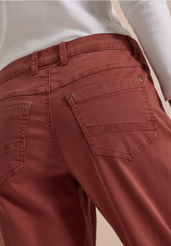 Gros plan d'un pantalon terracotta doté de poches arrière.