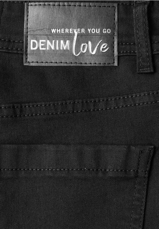 Jean noir avec étiquette 'Wherever you go Denim Love' à la taille.