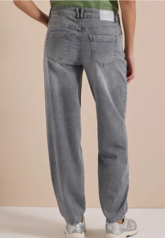 Rückenansicht einer Person in lässigen, weiten grauen Jeans mit aufgesetzten Gesäßtaschen.