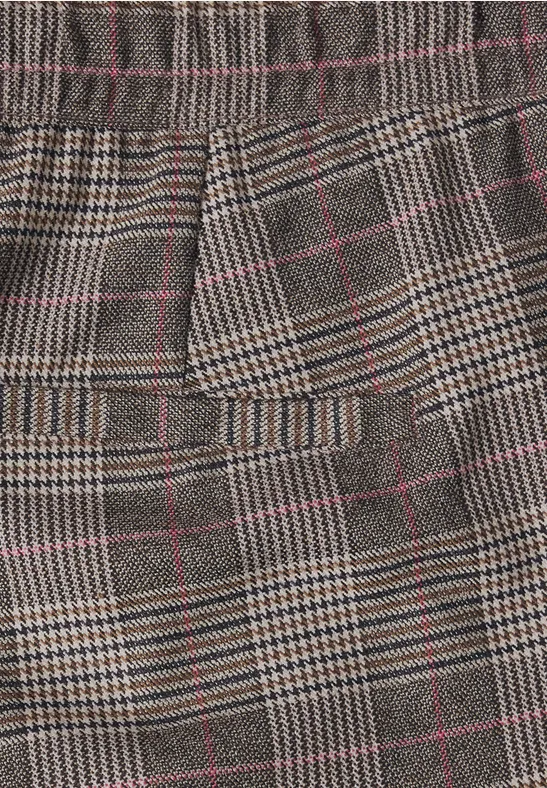 Tissu gris à motif Prince de Galles noir et blanc orné de fines lignes roses.
