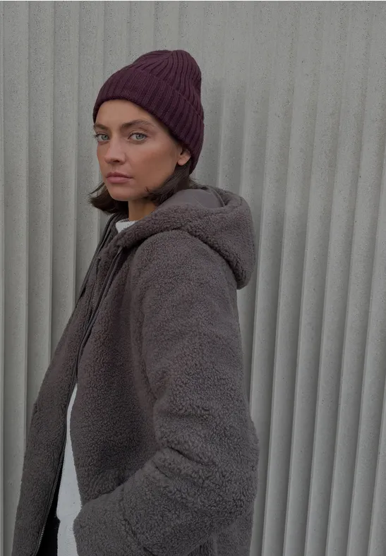 Gebreide muts in effen kleur dark plum