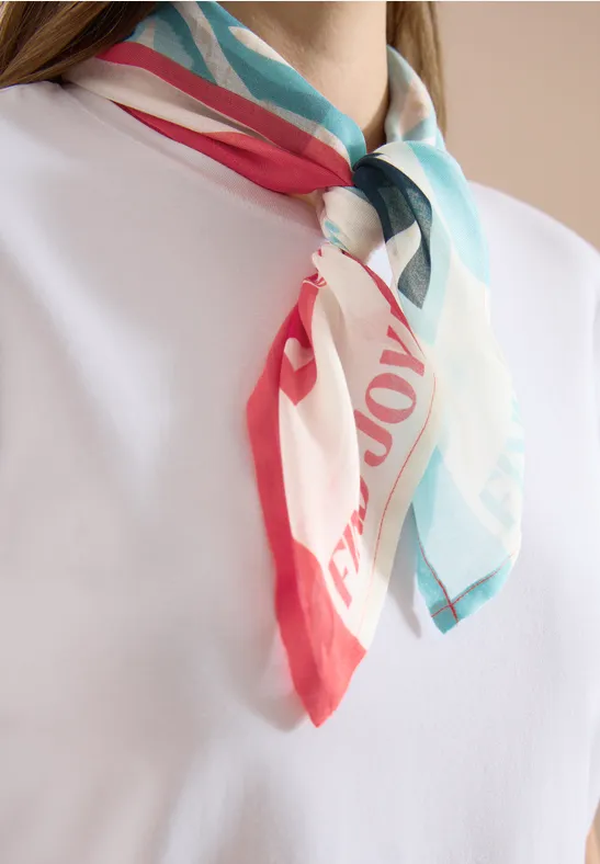 Weißes T-Shirt mit elegant gebundenem, buntem Halstuch in Rot, Türkis und Weiß