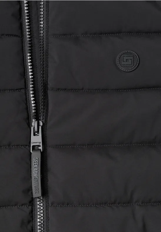 Nahaufnahme einer schwarzen Steppjacke mit Reißverschluss und CMP-Logo.