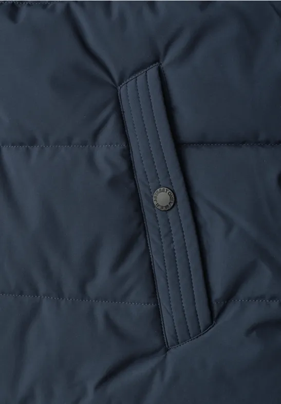 Dunkelblaue gesteppte Jacke mit seitlicher Eingrifftasche und dekorativem Druckknopf.