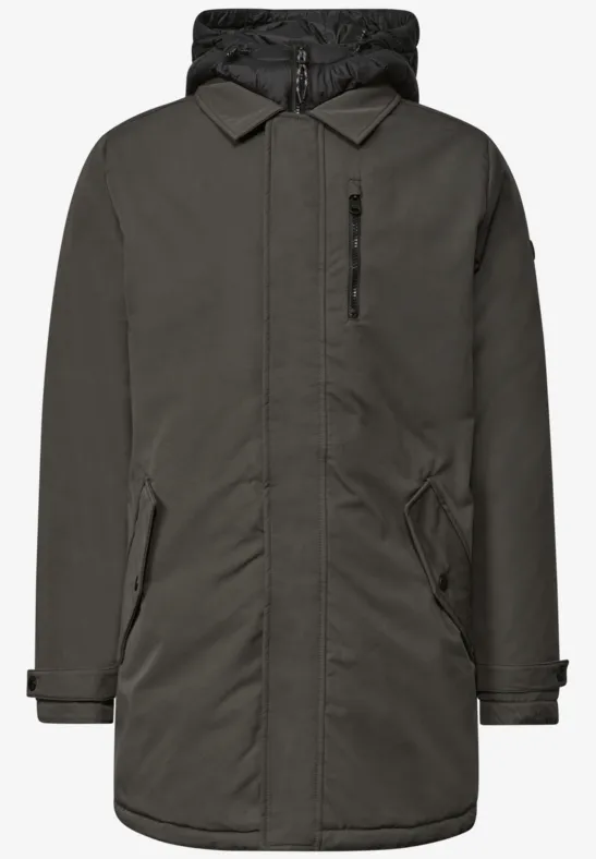 Ein dunkelgrüner, mittellanger Parka mit Steppfutter, Kapuze, verdecktem Frontreißverschluss und Taschen.