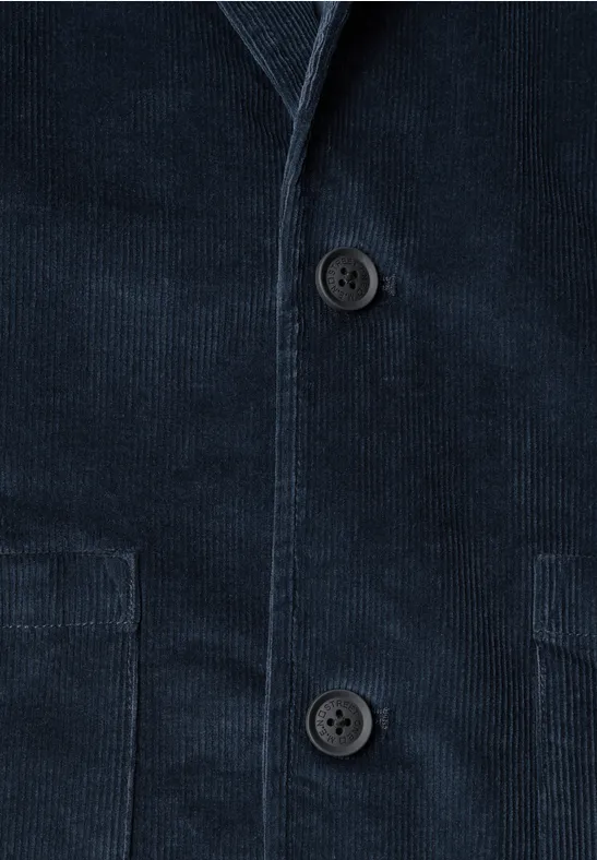Dunkelblauer Cordblazer mit zwei Knöpfen und aufgesetzten Taschen.
