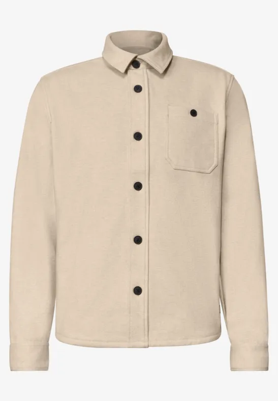 Beiger Overshirt mit langen Ärmeln, Brusttasche und schwarzen Knöpfen.