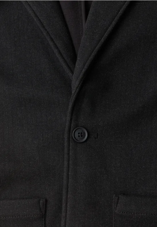 Schwarzer Wollmantel mit Revers, Ein-Knopf-Verschluss und zwei aufgesetzten Taschen.