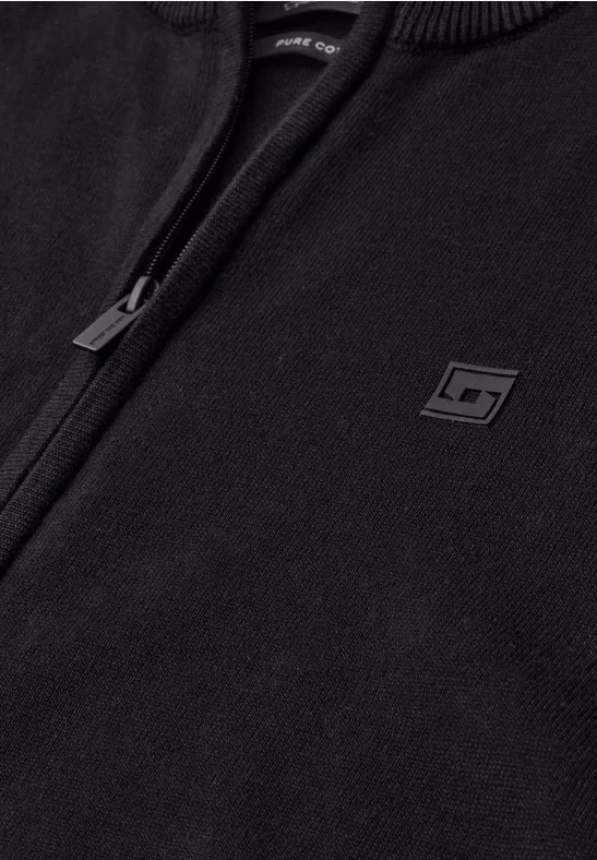 Schwarzer Pullover oder Jacke mit Reißverschluss und kleinem Logo auf der Brust.