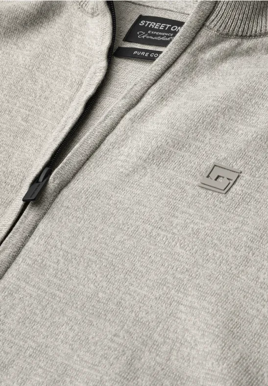 Grauer, leichter Zipper-Pullover mit Reißverschluss und kleinem, minimalistischen Logo auf der Brust.