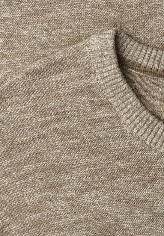 Beiger, melierter Strickpullover mit Rundhalsausschnitt, feine Strickstruktur sichtbar.