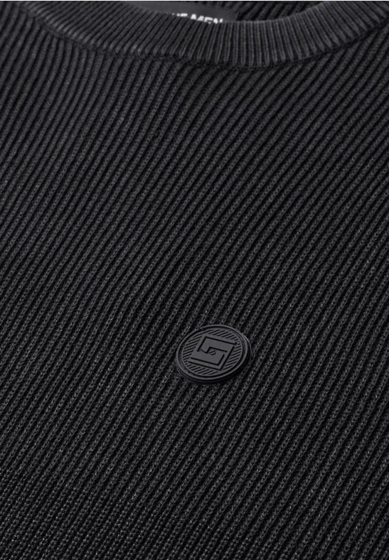 Schwarzer, gerippter Pullover mit dezentem, kreisrundem Logo in der Mitte