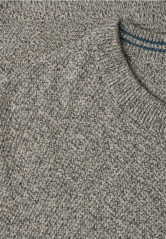 Grauer, weich gestrickter Pullover mit feinem, meliertem Muster