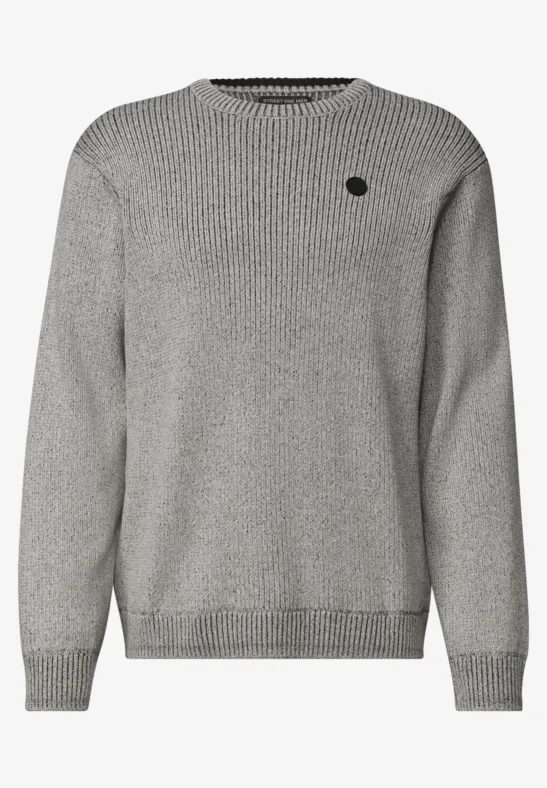 Hellgrauer, grob gestrickter Pullover mit Rundhalsausschnitt und geripptem Saum.