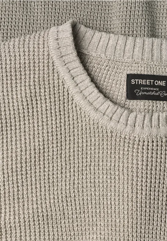Beżowy grubo dziergany sweter z okrągłym dekoltem i metką Street One