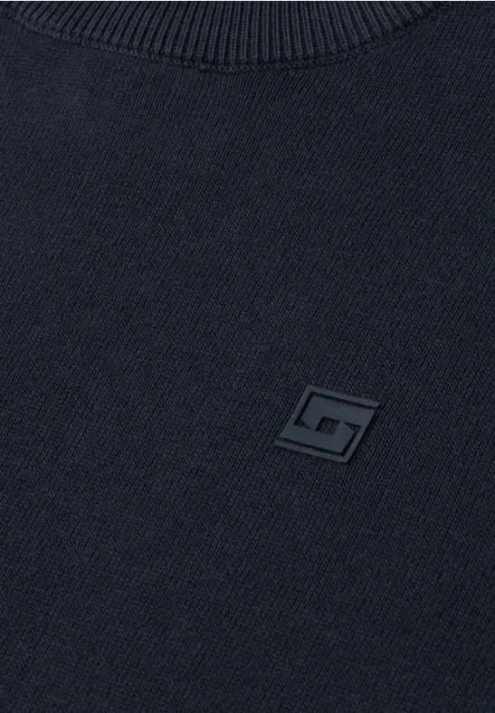 Donkerblauwe trui met klein vierkant zwart logo op de borst.