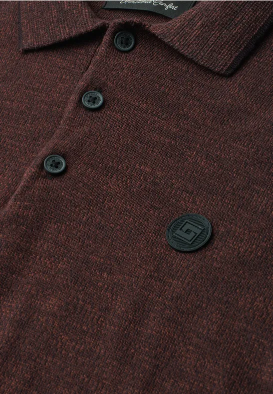 Bordeauxfarbenes Poloshirt mit Struktur, schwarzen Knöpfen und Logopatch