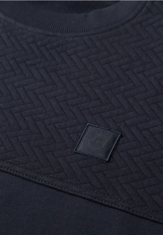 Dunkelblaues Shirt mit strukturiertem Zickzack-Muster und quadratischem Logopatch mit G.