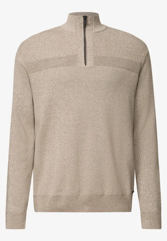 Beiger Strickpullover mit Stehkragen und kurzem Reißverschluss, lange Ärmel und feine Struktur.