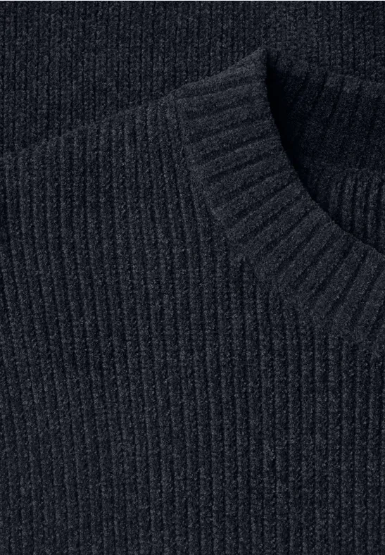 Close-up van een donkerblauw geribbelde gebreide trui met ronde hals.