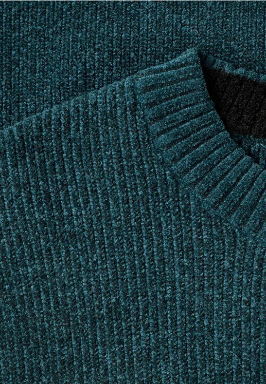 Grüner Strickpullover mit V-Ausschnitt und feiner Rippenstruktur, weich und gemütlich.
