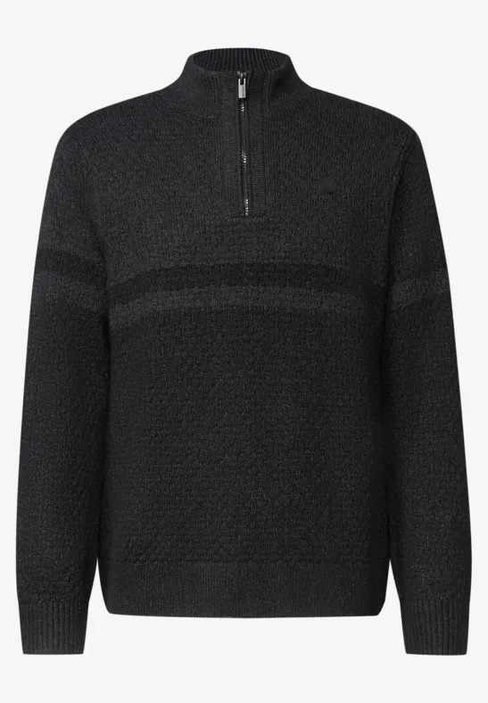 Schwarzer Strickpullover mit halbem Reißverschluss und feinem Muster.