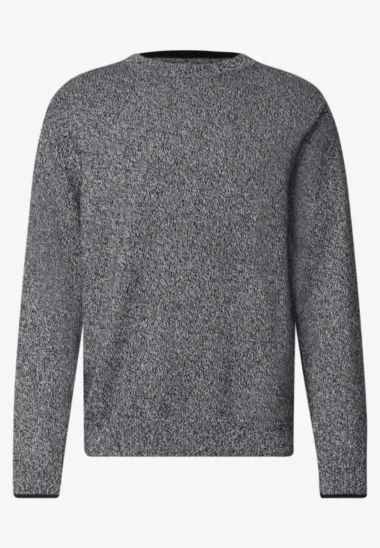 Grauer Pullover aus Strick mit Rundhalsausschnitt.