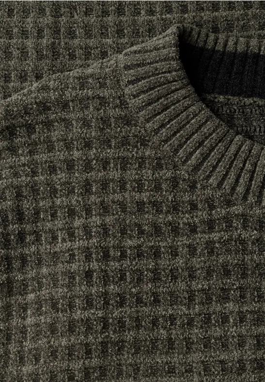 Dunkelgrüner Strickpullover mit Waffelmuster und Rundhalsausschnitt.
