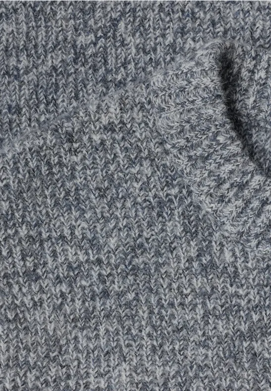 Nahaufnahme eines graublauen Strickpullovers mit sichtbarer Tasche.