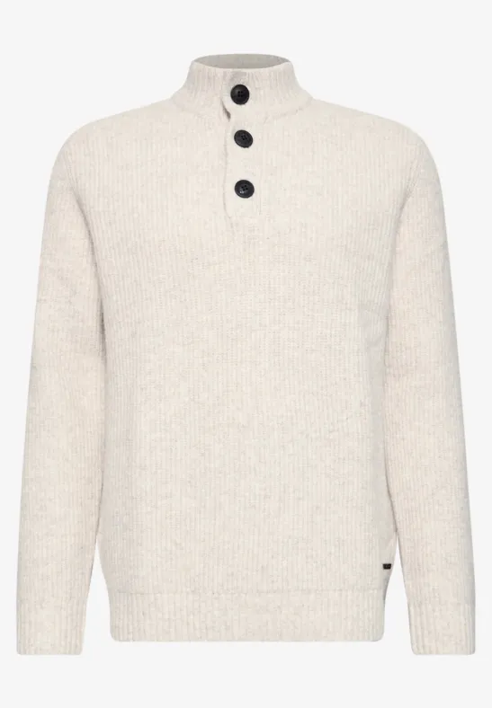 Modischer cremeweißer Strickpullover mit hohem Kragen und drei schwarzen Knöpfen.