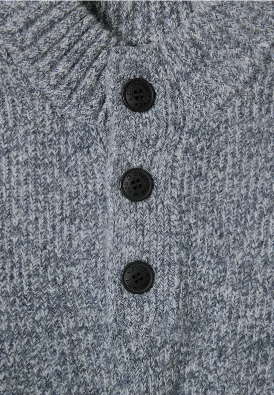 Grau melierter Strickpullover mit Stehkragen und drei schwarzen Knöpfen