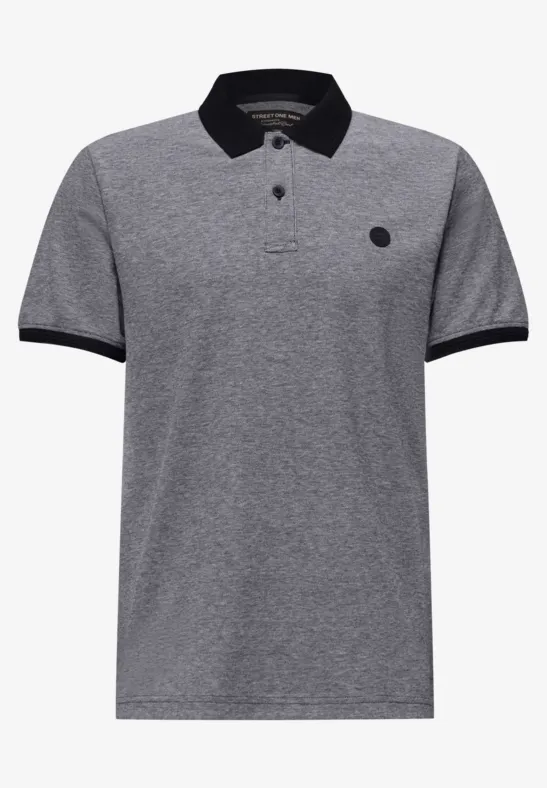 Graues Poloshirt mit schwarzem Kragen, schwarzen Ärmelbündchen und kleinem Brustlogo.