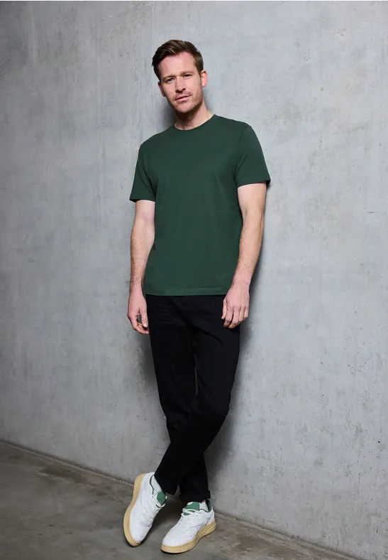 Basic T-Shirt in Unifarbe soft olive green