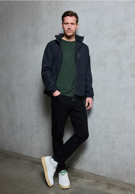 Basic T-Shirt in Unifarbe soft olive green