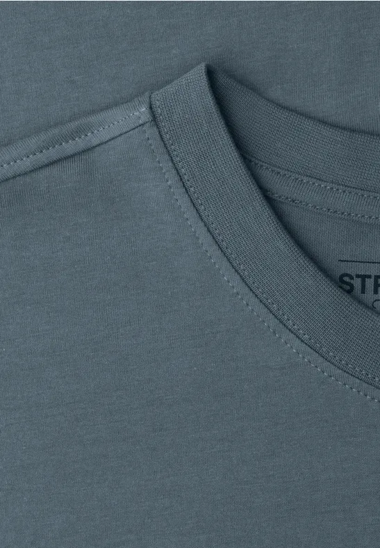 Nahaufnahme eines grauen T-Shirt-Kragens aus Baumwolle