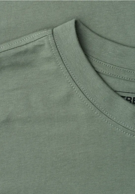 Nahaufnahme eines olivgrünen T-Shirts mit Rundhalsausschnitt und sichtbarer Naht