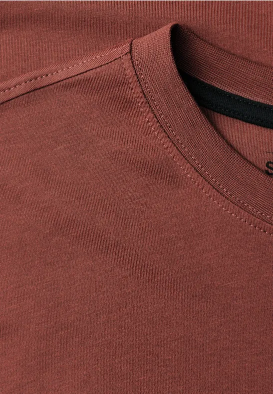 Nahaufnahme eines kastanienbraunen T-Shirts mit Rundhalsausschnitt und sichtbarer Naht